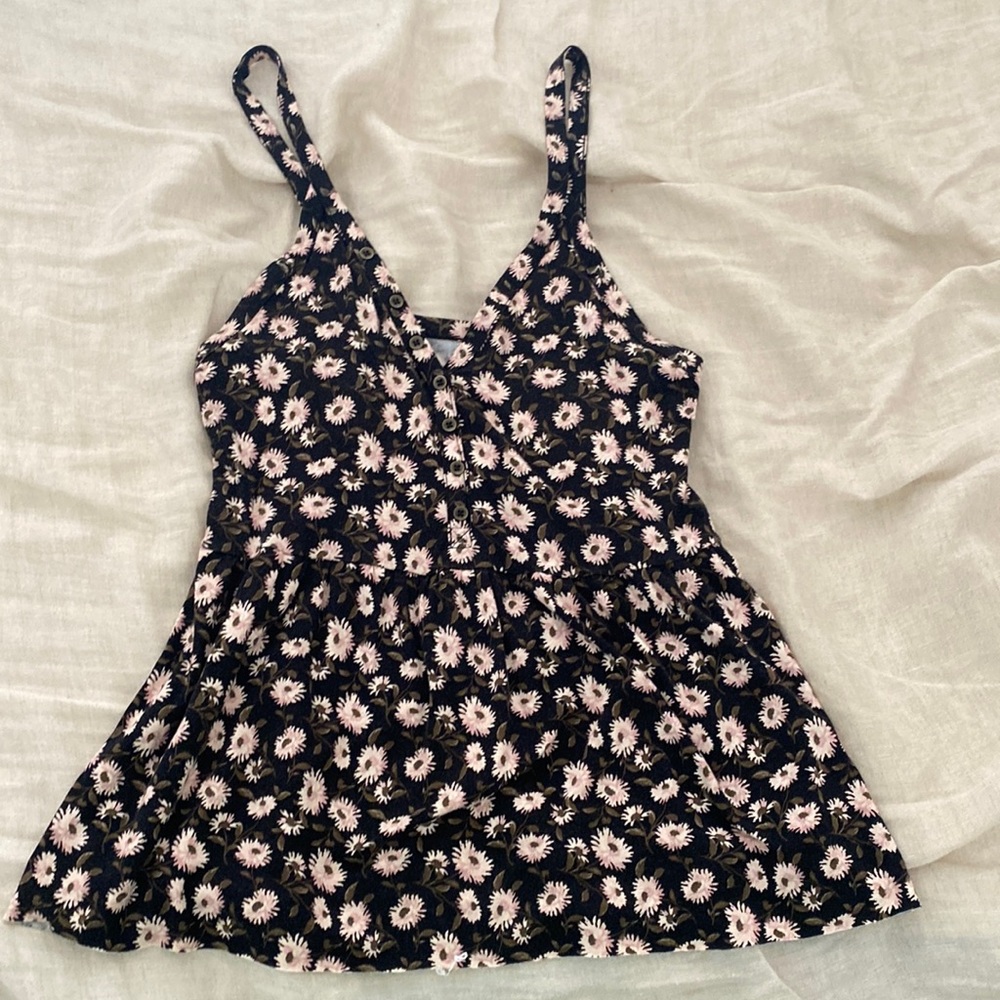 Super soft stretchy, flattering tank top size S